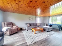 View Freighters ~ Waterfront ~ King Bed! Hotel a Raber Township