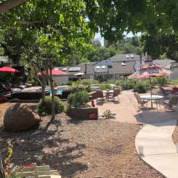 Adorable 4 Bedroom Guest House WPool + Jacuzzi