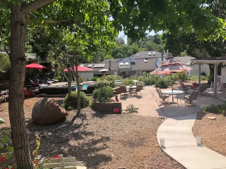 Adorable 4 Bedroom Guest House WPool + Jacuzzi