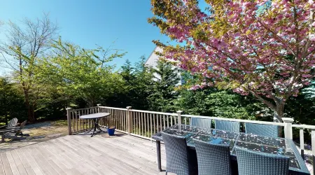 4BR, updated home in Surfside. Sleeps 8 adults, big yard/porch/deck, central air Отели рядом с достопримечательностью «Greater Light»