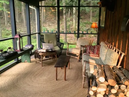 Pet Friendly Cabin Doh-Ray up  @ 1500 ft Отели в г. Вудсток