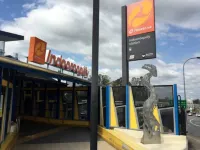 Convenient & Comfy! ~ 2Bed, 2Bath, 2Car, Balcony Hotels in Indooroopilly