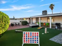 Your Home Away from Home: Pool, Monopoly, Hot Tub, Mini-Golf, BBQ, Luxury Home Hôtels à proximité de : Arizona State University West Campus