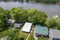 Lakeside Bliss: Spectacular Lake Views and Access!