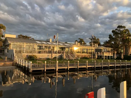 Stylish Coastal Hamptons home, 5 mins from Metung Village Hotels in Metung