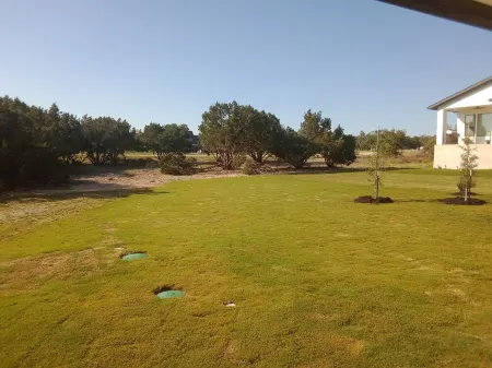 NEW Casita, Located in upscale neighborhood on large lot. Private, safe, luxury. Отели в г. Леандер