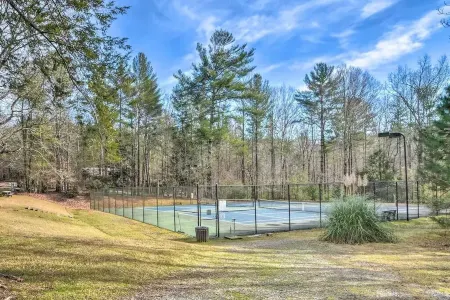 Hideaway in Ellijay! Game room, hot tub, convenient access