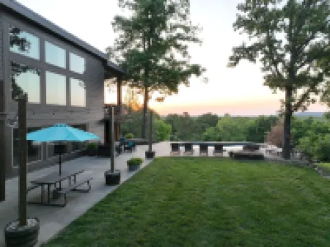 THE VIEWS! Minutes from Garden of the Gods, Shawnee with Highland cows & a pool!