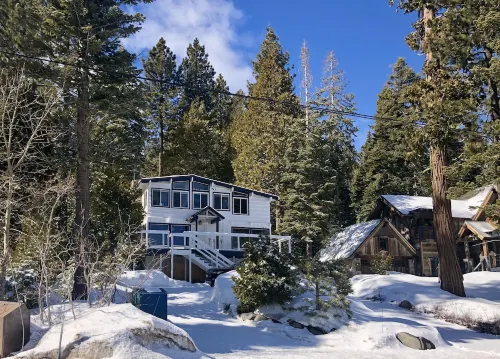 Lake front chalet-incredible view, sleeps 12!