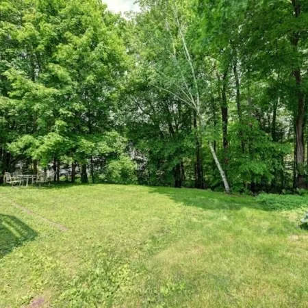 Colonial House, w/Yard,7min walk to Downtown Lenox