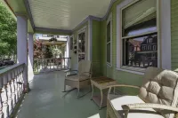 Beautifully Renovated 3 bedroom Elmwood Village Apt