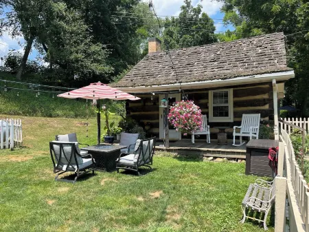 Historic, cozy cabin at Headley Inn Winery & Vineyard with WiFi, AC & Fireplace