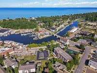 The Black Pearl: industrial condo sleeps 6, full size kitchen & scenic views!