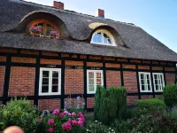 Romantische Reetgedeckte Bauernhaushälfte in Alt Rehse Hotels near Windmühle Woldegk