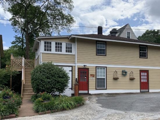 Bear House 1890, Sherfey Suite, Perfect Getaway, Walk to Cafes, Outdoor Activity