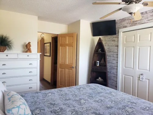 Clean, beautiful condo by Lake Erie! Perfect getaway for a family of four.