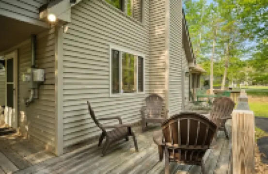 Cozy Chalet Style Home, Walk to Lake Harmony