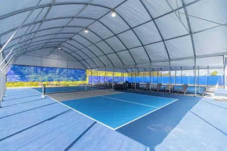 Large Home w/ 2 covered Pickleball Courts near Volcano National Park sleeps 16 Отели в г. Ферн-Эйкрес