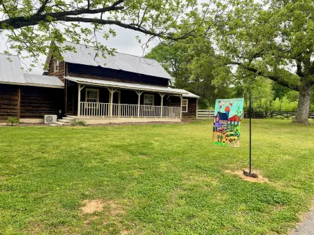 Whiffletree Farmhouse Just 2 Mins Off I-26 & 8 Mins from D-Town Spartanburg!