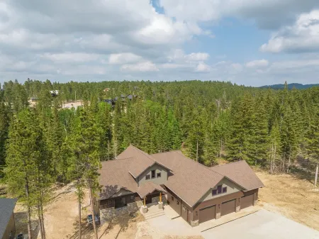Powder House Pass 5 bedrooms - Hot tub, large garage, paved roads