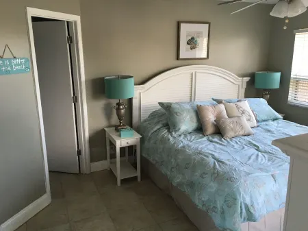 Outstanding Location!! Right on the Beach, 1 Bed, 2 Bath Condo, Gulf Strand #203 Отели в г. Сейнт Пит Бич