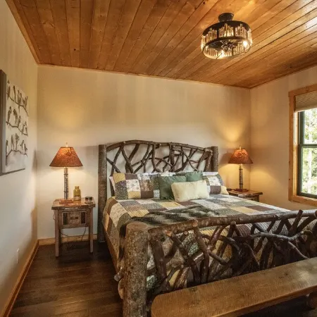 A Luxury Cabin with panoramic mountain views and 3 King Ensuites and Hot Tub!