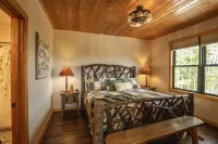 A Luxury Cabin with panoramic mountain views and 3 King Ensuites and Hot Tub!