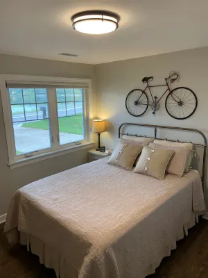 Beautifully Remodeled Lake Cottage with Stunning view of Stone Lake