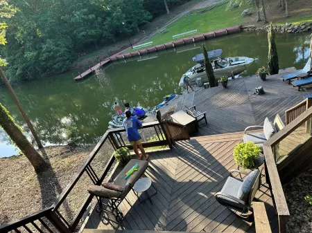 Cozy open studio cabin with a relaxing vibe on serene Lake Harding.