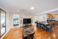 74L - 2BR Quincy - Cozy Couple Hideout near Wollaston Beach