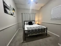 Cozy 3BR Home, Huge Yard, 65" TV Big Lots附近的飯店