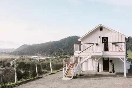 Remodeled barn with spectacular Views near redwoods and coast!