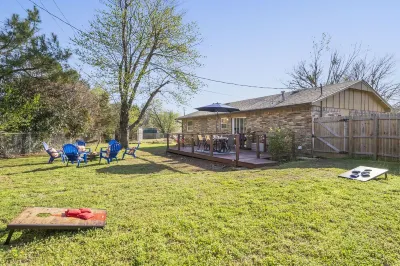 Modern Country Gem/Huge Yard/Coffee Bar/King Bed Hotels near Honor Heights Park
