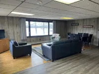 Roomy lakefront cabin near the trails
