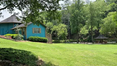 Cheerful 3 bedroom relaxing riverfront cabin with outdoor jacuzzi and Tv