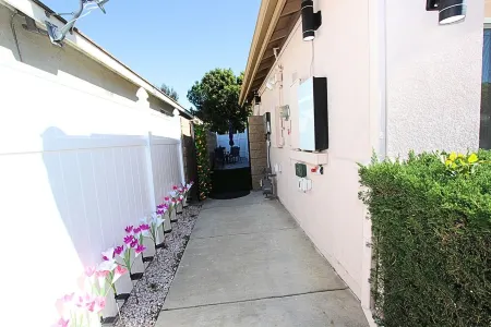 NEW! 2-Bedroom Fontana Guest House close to Kaiser Permanente Отели рядом с достопримечательностью «Парк Ок»