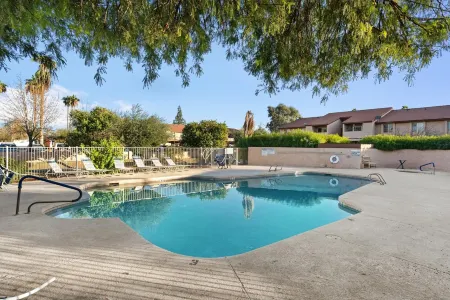 Central East Valley / Community Pool / Privacy Отели в г. Меса