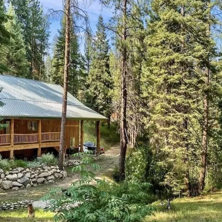 Cutthroat Cabin: Large cabin with creek, 5 min. to Terrace Lakes for golf