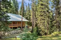 Cutthroat Cabin: Large cabin with creek, 5 min. to Terrace Lakes for golf Shafer Butte Lookout US 366, ID 32 주변 호텔