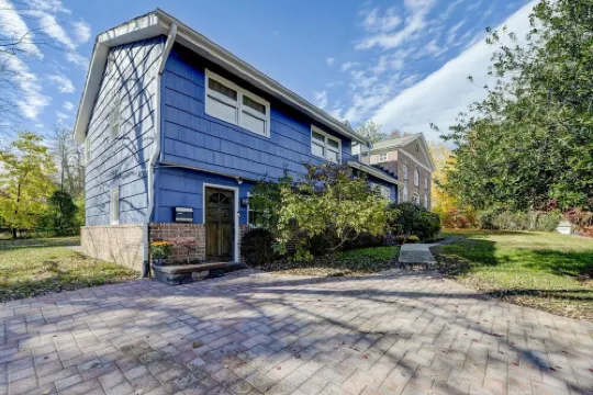 In-Town! Blue House 4 BR w Terrace and Backyard