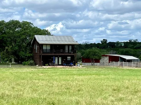 Private, Redwood Cabin with Endless Hill Country Views. Horse & Dog Friendly!