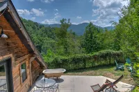 Cabin w/ Stunning Mountain Views-10 min to downtown & Blue Ridge Parkway