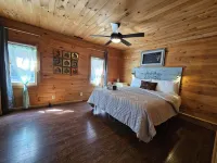 2BR cabin with private hollow, creek, and historic dam, minutes to trails/food