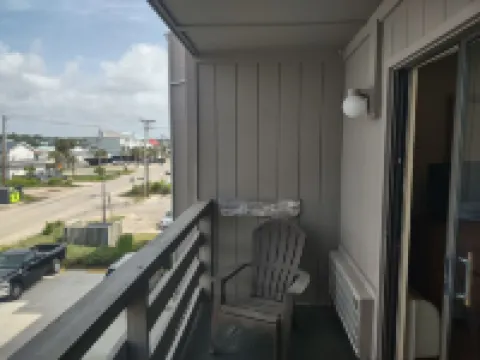 One block to Garden City Beach and Pier (with elevator, pool and hot tub - Wifi