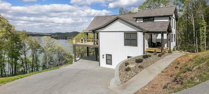 Lakefront home at Tumbling Run Estates w/ Kayaks Hotels in Union County