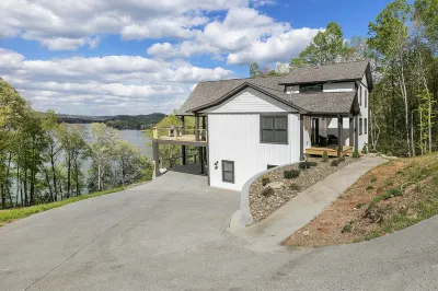 Lakefront home at Tumbling Run Estates w/ Kayaks