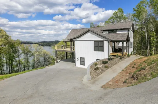 Lakefront home at Tumbling Run Estates w/ Kayaks