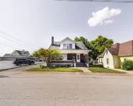 Stylish craftsman, perfect for groups, steps away from Downtown! Hotels near International Paranormal Museum and Research Center