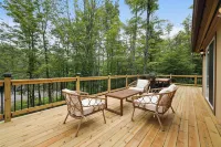 Charming Retreat in the Hideout with a hot tub