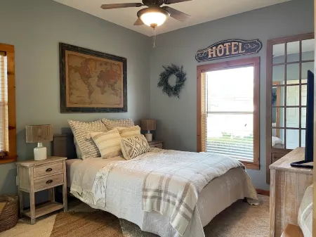 Charming 3-Bedroom Lakeside Cottage w/Beach & Dock